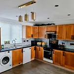 2 Bedroom Cosy House In London Tooting By Zaftastiz