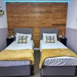 2 Bedroom Cosy House In London Tooting By Zaftastiz
