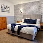2 Bedroom Cosy House In London Tooting By Zaftastiz