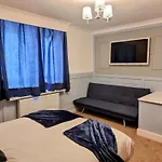 2 Bedroom Cosy House In London Tooting By Zaftastiz