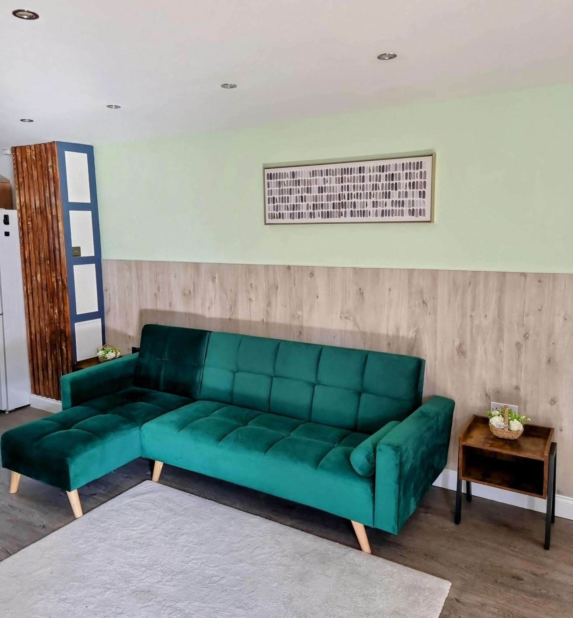 2 Bedroom Cosy House In London Tooting By Zaftastiz * London