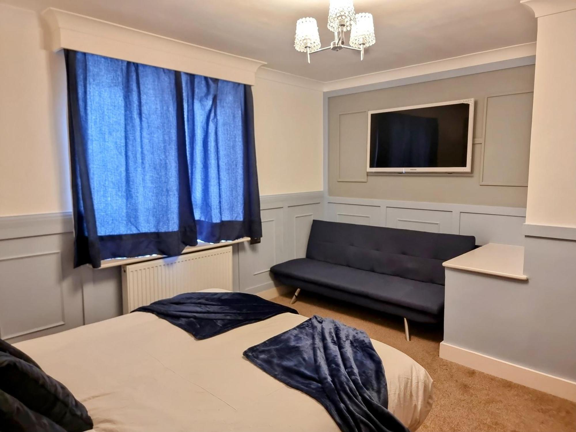 2 Bedroom Cosy House In London Tooting By Zaftastiz * London
